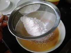Rây bột mì vào tô, thêm 1 ống vani, 30gr mè trắng. Trộn đều.