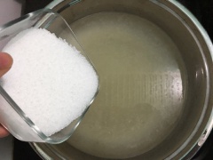 Dùng 1 lít nước, 25g bột rau câu và 200g đường cát cho vào tô lớn và khuấy đều với nhau cho hòa tan hết với nhau.