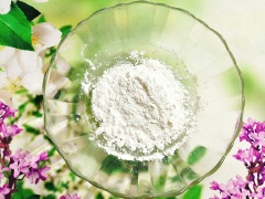Đến công đoạn làm vỏ bánh, bạn cho nước đường, dầu hoa bưởi và dầu ăn vào bát to, sau đó khuấy đều. Tiếp đến, bạn cho bột bánh dẻo vào trộn đều, cho bột hòa tan với nước đường.