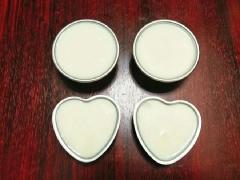 Múc hỗn hợp sữa vào các cốc caramel đã nguội, đem cất ngăn mát tủ lạnh 2 tiếng, khi ăn úp bánh ra đĩa để thưởng thức.