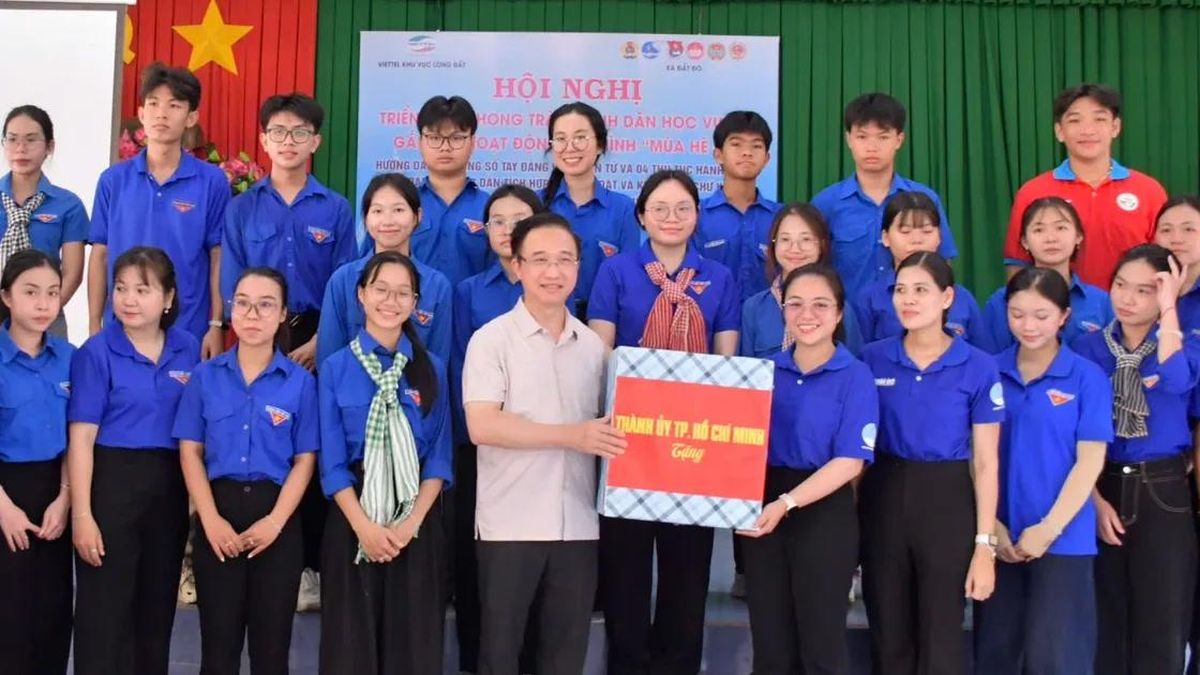 Lãnh đạo TPHCM thăm thanh niên tình nguyện 'Mùa hè số' - Báo Sài Gòn Giải Phóng