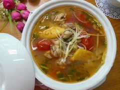Canh riêu hàu chua chua đậm đà hương vị. Thịt hào dai dai, cà chua mềm cùng những miếng thơm tươi chua ngọt hấp dẫn. Thích hợp làm món ăn chống ngán hiệu quả cho bữa cơm gia đình.
