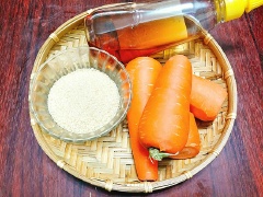 Cà rốt chọn những củ to dài và còn tươi mới thì mứt là ra mới ngon. Sau khi mua về, đem cà rốt cắt bỏ đầu đuôi sau đó nạo sạch vỏ, rửa sạch với nước sau đó đem bào sợi thật nhỏ.