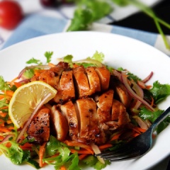 Gỏi gà nướng là sự kết hợp 2 trong 1 giữa món gà nướng chín thơm phức xùng salad rau củ trộn giòn mát, chua chua hấp dẫn. Thường dùng làm món ăn khai vị cho những bữa tiệc hoặc cơm gia đình.