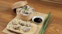 Bánh chín có lớp vỏ mỏng mềm dẻo, trong suốt, quyện với phần nhân vừa ăn. Bạn có thể chấm cùng nước tương ớt cắt khoanh hoặc tương ớt để tăng thêm hương vị. Với công thức vỏ bột này bạn có thể ứng dụng cùng nhiều loại nhân khác nhau tùy theo sở thích.