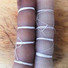 Da heo mua về chà sát với muối rồi chần sơ qua nước sôi, sau đó vớt ra, rửa sạch, cạo sạch lông và những chất bẩn còn bám trên da heo. Tiếp đến thấm khô nước trên da heo, cuộn cùng lại thành những hình ống, dùng dây buộc cố định lại.