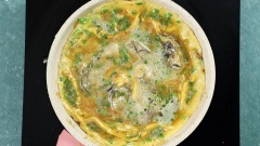 Hàu tách lấy thịt rửa sạch, đặt chảo lên bếp cho một ít dầu ăn phi thơm đầu hành lá rồi cho hàu vào xào nhanh 1 phút, khi hàu vừa săn lại cho phần trứng đã đánh vào chiên lửa vừa, cho mặt dưới vừa săn lại (có thể để cho trứng chín hơn tùy theo sở thích khi ăn của mỗi người).