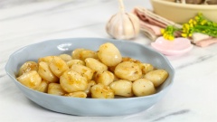 Bắc chảo nóng, thêm vào 2 muỗng canh dầu ăn, cho 10gr hành tím băm và 10gr tỏi băm vào phi thơm. Sau đó thêm cồi sò điệp đã ướp vào xào sơ 2 phút cho cồi sò săn lại thì trút ra dĩa để riêng.
