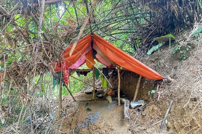 'Vàng tặc' tháo chạy vào rừng sâu, bỏ lại lán trại và dụng cụ đãi vàng - Báo Người Lao Động