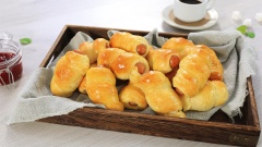Bánh chín có màu vàng nâu thơm phức, phết thêm một lớp bơ mỏng ra ngoài để bánh có độ bóng trông càng ngon mắt. Bánh là món ăn ngon trong ngày nghỉ, khi đi picnic hoặc làm món ăn sáng hàng ngày cũng đều phù hợp. Mùa dịch này hãy cùng vào bếp và thực hiện món bánh hấp dẫn này cho cả nhà thưởng thức nha.