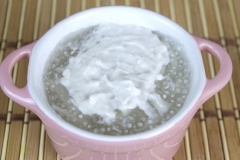 Thêm 50g kem dừa vào chảo, cùng với 1/4 muỗng cà phê bột nếp và 1/8 muỗng cà phê muối. Đun nóng ở nhiệt độ thấp và khuấy đều trong 1-2 phút cho quyện đều. Cuối cùng múc chè bột báng cơm dừa ra chén, chan thêm kem vừa đun lên trên là có thể dùng.