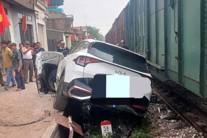 Băng qua lối đi tự mở, ô tô bị tàu hỏa tông nát đầu xe - Báo VietnamNet