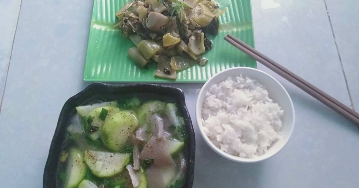 Cải chua xào tốp mỡ kèm canh bí nấu da heo