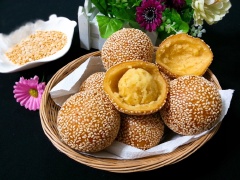Bánh rán lúc lắc là món ăn vặt được rất nhiều người yêu thích bởi lớp vỏ ngoài giòn thơm của vừng, tròn xoe nhỏ xinh, nhân bánh mềm ngọt, có vị bùi của đỗ xanh, ngon khó cưỡng nổi, khi cầm lên lắc lắc nghe tiếng lục cục bên trong thật vui tai.