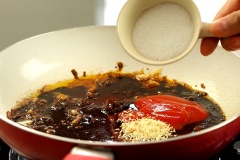 Phi thơm 1 muỗng canh tỏi băm, 1 muỗng canh hành tím băm để nhỏ lửa, cho vào 1 muỗng canh ngũ vị hương xào nhanh cho thơm, tiếp tục cho vào 3 muỗng canh nước tương, 2 muỗng canh tương ớt, 1 muỗng canh dầu hào, nêm vào 1 muỗng canh đường, 1 muỗng cà phê hạt nêm. Tiếp tục khuấy đều và tắt bếp.