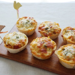 Bánh pizza toppokki nướng chín có lớp phô mai dẻo tan chảy phủ kín mặt trên. Bánh được thiết kế nhỏ xinh như những chiếc bánh cupcake nên rất dễ cằm nắm mà không ngại rơi vãi đâu nhé! Bánh pizza có thể dùng ăn sáng rất giàu năng lượng đấy!