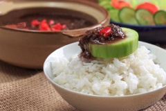Bào vỏ, cắt khoanh và luộc chín bầu. Cắt lát cà chua, dưa leo. Dọn món mắm ruốc xào, ăn cùng cơm và rau củ luộc. Ruốc Huế xào còn có thể được sử dụng để ăn kèm cùng trái cây.