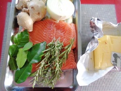 Cá hồi rửa sạch, ướp cùng với hương thảo, muối và gừng. Sau đó đem hấp với nước sôi khoảng 8 phút cho cá chín rồi bóp cho tơi ra.