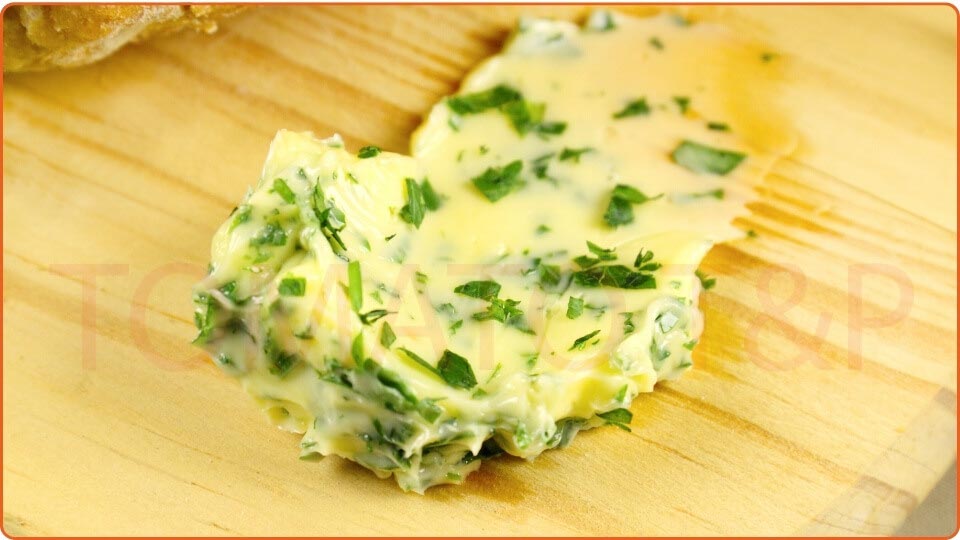 Hướng dẫn làm sốt bơ tỏi phết bánh mì