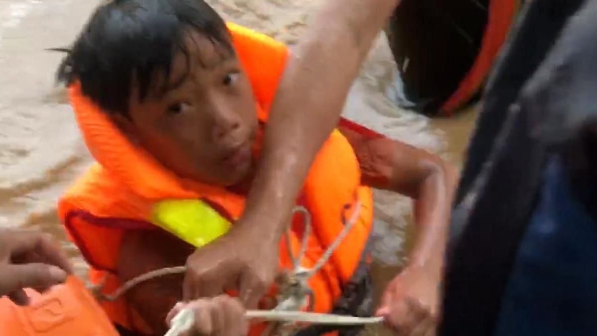 Clip nghẹt thở giải cứu 3 người mắc kẹt giữa dòng lũ đổ về hồ thủy điện - Báo VietnamNet