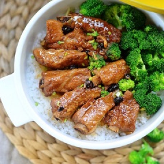 Đun cho nước cạn bớt và sốt sánh lại là được. Lấy sườn ra bát và ăn cùng với cơm nóng.