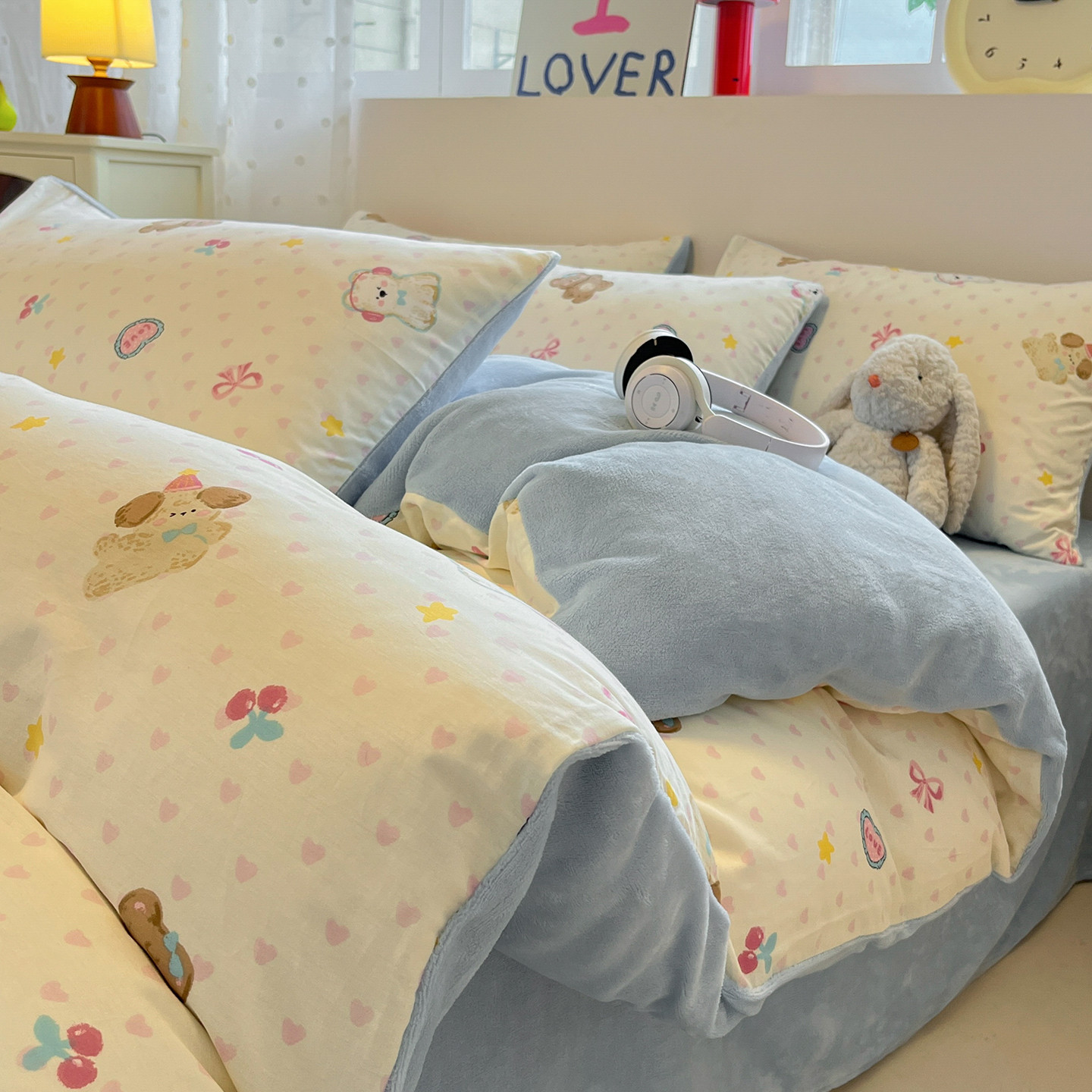 Winter bedding made of milk fiber fleece with playful designs
