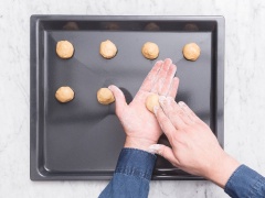 Xịt một lớp bơ mỏng lên khay nướng. Dùng muỗng múc một lượng bột rồi dùng tay xoa tròn. Nặn bột thành các viên đều nhau rồi ấn dẹt xuống. Cho khay vào lò rồi nướng trong 10 phút. Bánh nướng xong, cho ra rây rồi để nguội.