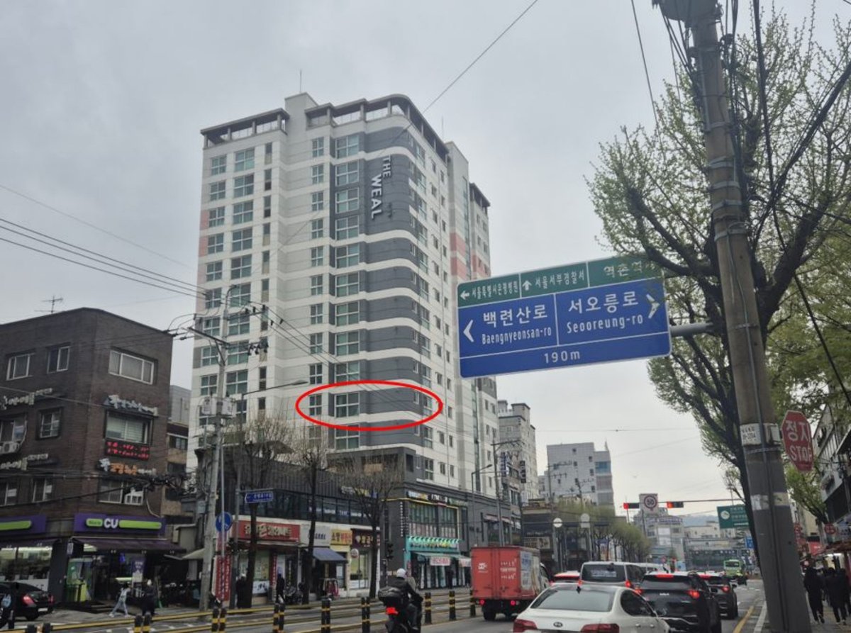 더위일 외관 — 붉은 원이 본건 5층