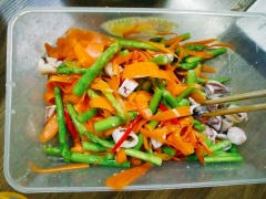 Trộn gỏi: Cho măng tây, cà rốt, tôm, mực vào thố trộn, sau đó cho các gia vị vào và đảo đều cho thấm gia vị.