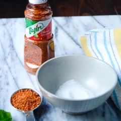 Trộn đều đường với bột ớt (nếu không thích, bạn có thể bỏ qua). Chuẩn bị 2 cốc thủy tinh, nhúng nước ở phần rìa rồi lăn qua hỗn hợp đường. Rửa sạch, thái lát chanh. Gọt bỏ vỏ và mắt thơm, rửa sạch rồi thái nhỏ. Cho thơm, chanh, lá bạc hà vào cốc lắc cocktail hoặc cối thủy tinh.