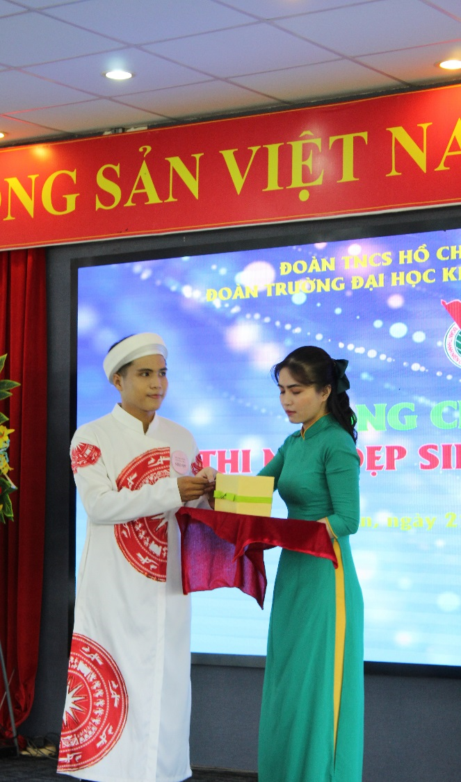 Các thí sinh lần lượt bốc thăm ngẫu nhiên và trả lời câu hỏi ứng xử từ BGK