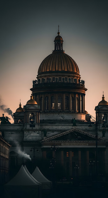Golden Dome of Historic Cathedral at Dusk - Free mobile Wallpaper