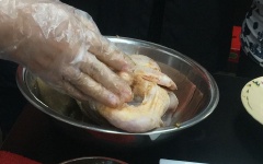 Pha nước ướp bên ngoài gà gà bó xôi ngon: Hòa tan 1 muỗng canh giấm gạo, 1/2 muỗng canh hắc xì dầu, 1 muỗng canh bột năng, khuấy đều. Thoa hỗn hợp này đều lên xung quanh con gà. Thời gian để gia vị thấm vào gà khoảng 1 giờ.