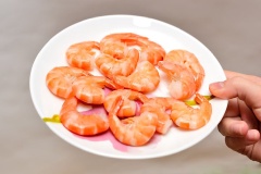 Món tôm nướng đơn giản, nhanh ăn và lại ngon. Thời gian nướng ngắn nên tôm không quá khô. Khi dùng có thể ăn luôn cả phần vỏ tôm nhé!