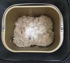 Vớt thịt ra để nguội, xé thịt thành các miếng nhỏ. Cho thịt vào túi sạch, dùng chày cán qua lại. Nếu thịt nhiều so với túi có thể chia làm 2 lần. Sau đó dùng tay xé tơi ra. Cho thịt vào nồi nướng bánh để chế độ Mini (nếu không có thể dùng lò nướng hoặc đảo đều tay trên chảo). Thêm vào 3g muối, 6ml nước tương và 40g đường vào. Bật máy để trong 80 phút.