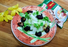 Cho cải thảo xào nấm hương ra đĩa, bày trí cho đẹp mắt và dọn ra, thưởng thức bữa cơm chay cùng gia đình nhé.