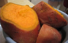 Khoai lang rửa sạch, cắt khúc, đem hấp chín.