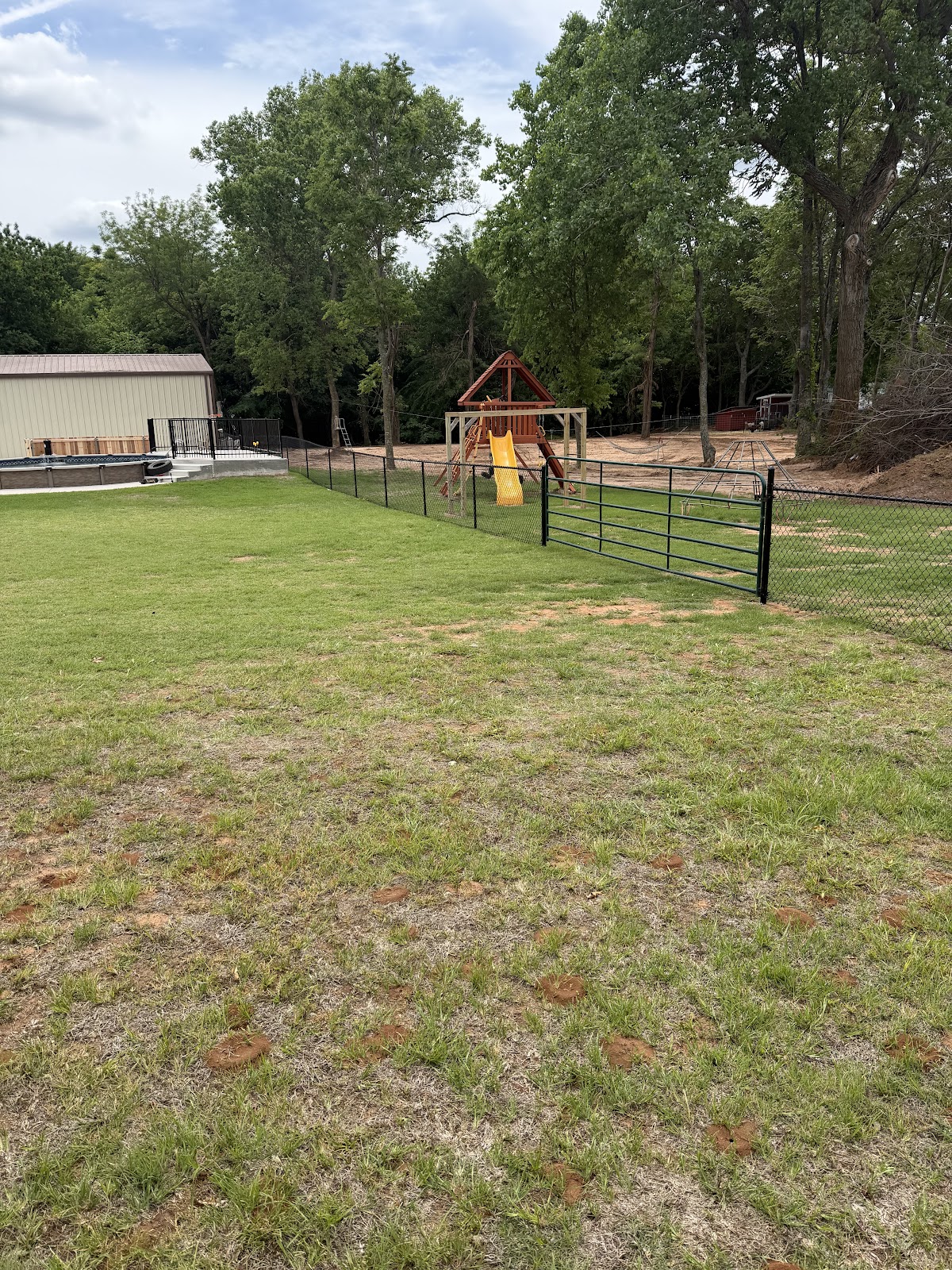 How to Choose the Right Chain Link Fence Installation for Yukon and Mustang Backyards