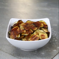 Cho bí vào lò nướng từ 25 - 35 phút cho đến khi thấy bí có màu vàng nâu đẹp thì lấy snack bí ra để nguội và thưởng thức. Bí ngòi sẽ ngon hơn khi làm với cách này đấy.