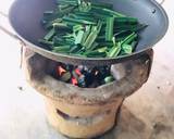 Rang bột cùng lá dứa (cắt ngắn) trên lửa nhỏ trong 45 phút đến khi lá dứa khô giòn, đảo đều tay.