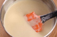 Rây bột mì vào hỗn hợp trên. Dùng phới trộn đều cho đến khi bột mịn, không vón cục.