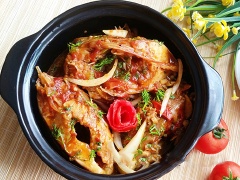 Cá kho cà chua đậm đà với thịt cá bùi béo, ngấm đều gia vị cùng với cà chua chua, mặn ngọt hấp dẫn. Món cá kho kiểu này sẽ giúp cả nhà chinh phục sạch veo nồi cơm trong vòng 1 nốt nhạc cho xem.