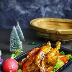 Gà sau khi nướng bày trí ra khay có lót sẵn bông cải xanh, chanh vàng và rau củ nướng. Món gà nướng nguyên con là rất dễ thấy trong những bữa tiệc đem giáng sinh luôn nhé!