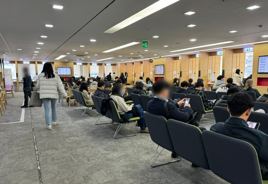 중국 취업허가용 범죄경력회보서와 졸업증명서를 발급받기 위해 민원 창구에서 순번을 기다리는 모습
