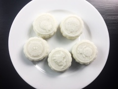 Chuẩn bị khuôn bánh cỡ 75gr. Lăn bánh nhẹ trên mặt bàn để bao 1 lớp bột mỏng ngoài vỏ, lớp bột này sẽ giúp bánh không dính vào khuôn. Cho bánh vào khuôn, mặt mịn cho xuống dưới, dùng đầu ngón tay nhấn quanh viền và ở giữa giúp bánh dàn đều trong khuôn. Đổ bánh: úp mặt đáy bánh xuống mặt bàn, rồi nhấn nhẹ lò xo để bánh ra khỏi khuôn, sau đó lấy khuôn lên là bạn đã có được bánh trung thu dẻo hình thú cưng mà bé nhà bạn thích.