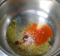 Tiếp đến bạn cho 1/2 muỗng sa tế, 1/2 muỗng bột ngọt, 1/2 muỗng muối, 2 muỗng đường, 1 muỗng canh nước mắm vào và đun cho đến khi hỗn hợp tan hoàn toàn và sôi lên. Cách làm nui chiên này ngon là nhờ có sốt bơ tỏi trứ danh này đó.