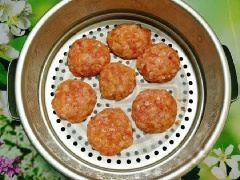 Lấy 1 ít thịt lên tay và nặn thành viên tròn sau đó ấn cho hơi dẹt, nặn đến đâu bạn xếp vào đĩa đến đó rồi đem hấp cho chả chín.