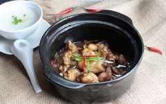 Cháo đã nấu chín thì múc ra chén hoặc tô, thêm ít hành lá lên trên và 1 muỗng cà phê dầu mè vào. Thịt ếch bắc xuống thêm hành lá cắt khúc vào và thưởng thức món cháo ếch Singapore nhé!