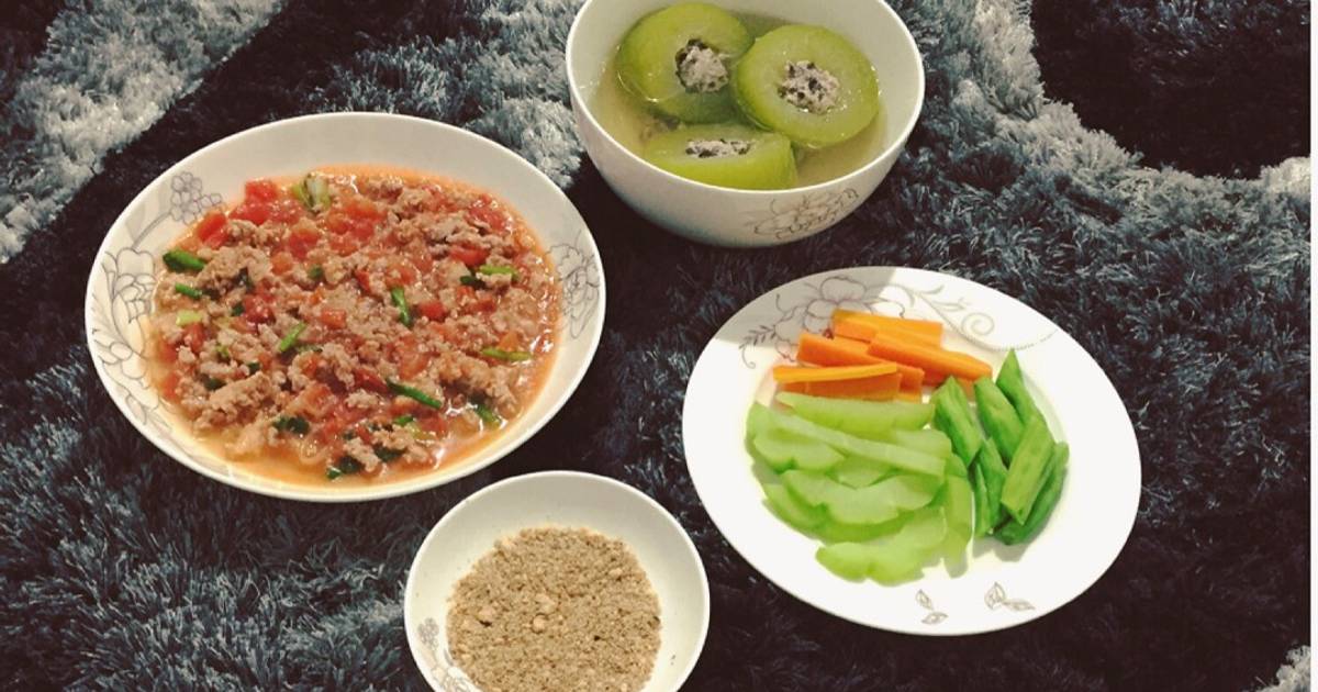 Thịt băm sốt cà chua
Bí nhồi thịt
Rau củ luộc chấm muối vừng 🤤