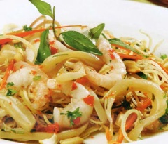 Cuối cùng, cho bồn bồn, tai heo, tôm sú, cà rốt, hành tây, rau răm, hạt điều vào 1 cái đĩa. Chan đều nước trộn gỏi đã pha lên, trộn đều và thưởng thức!